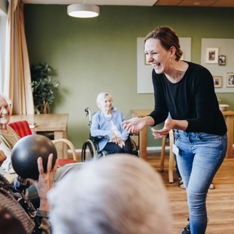 Ronssehof Bewoners Activiteit Medewerker Interactie Balspel Welzijn Bewegen Bal Lachen