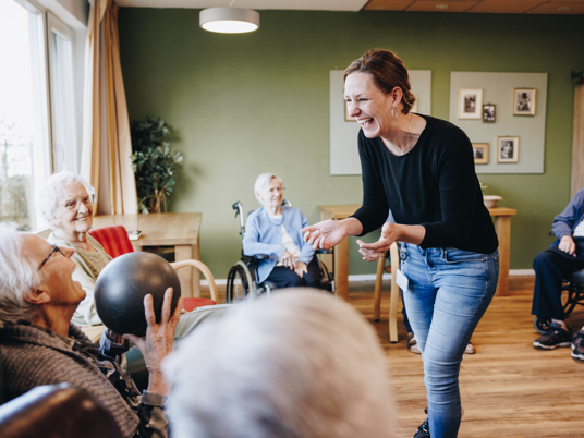 Ronssehof Bewoners Activiteit Medewerker Interactie Balspel Welzijn Bewegen Bal Lachen