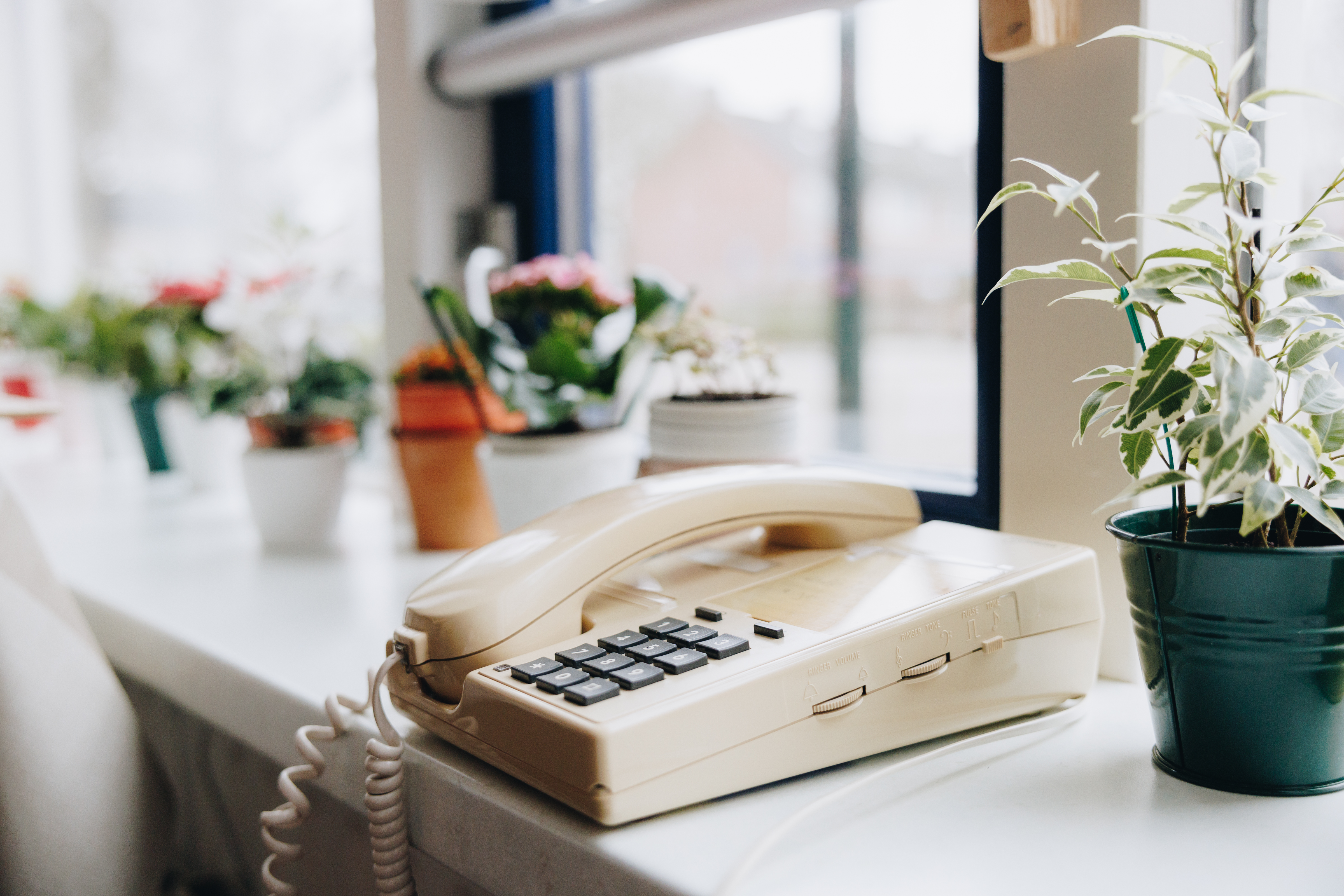 09 03 2023 Zorgpartners De Breeje Hendrick Vensterbank Telefoon Plantjes Planten