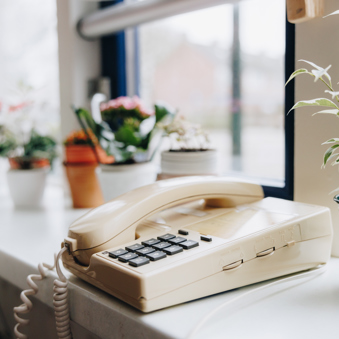 09 03 2023 Zorgpartners De Breeje Hendrick Vensterbank Telefoon Plantjes Planten