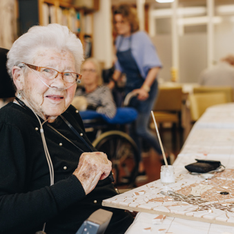 18 04 2023 Zorgpartners De Hanepraij Bewoner Tafel Verven Activiteit