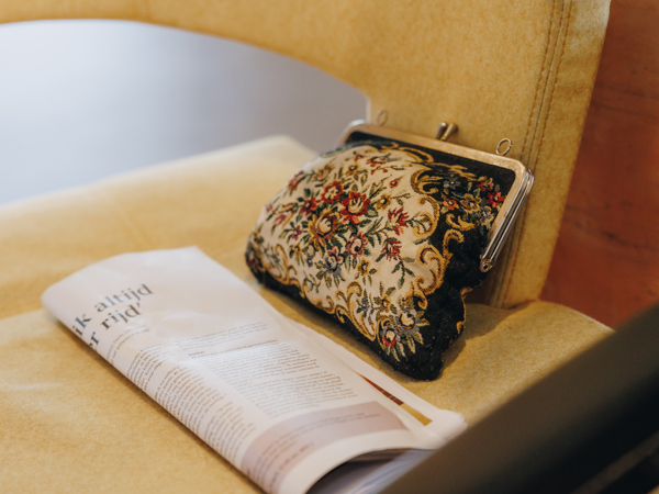 03 04 2023 Gouwestein Zorgpartners Closeup Krant Lezen Portemonee Tasje