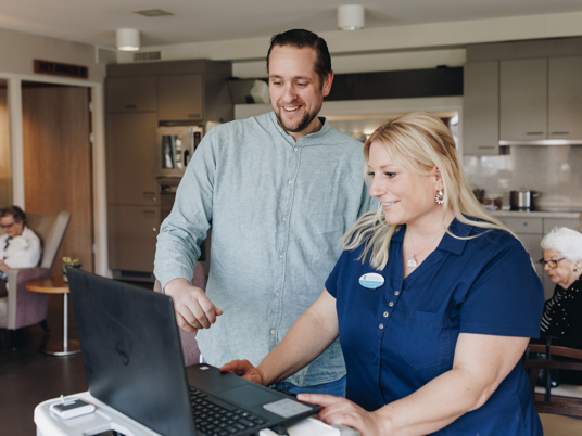 18 04 2023 Zorgpartners De Hanepraij Medewerkers Laptop Keuken Bewoners