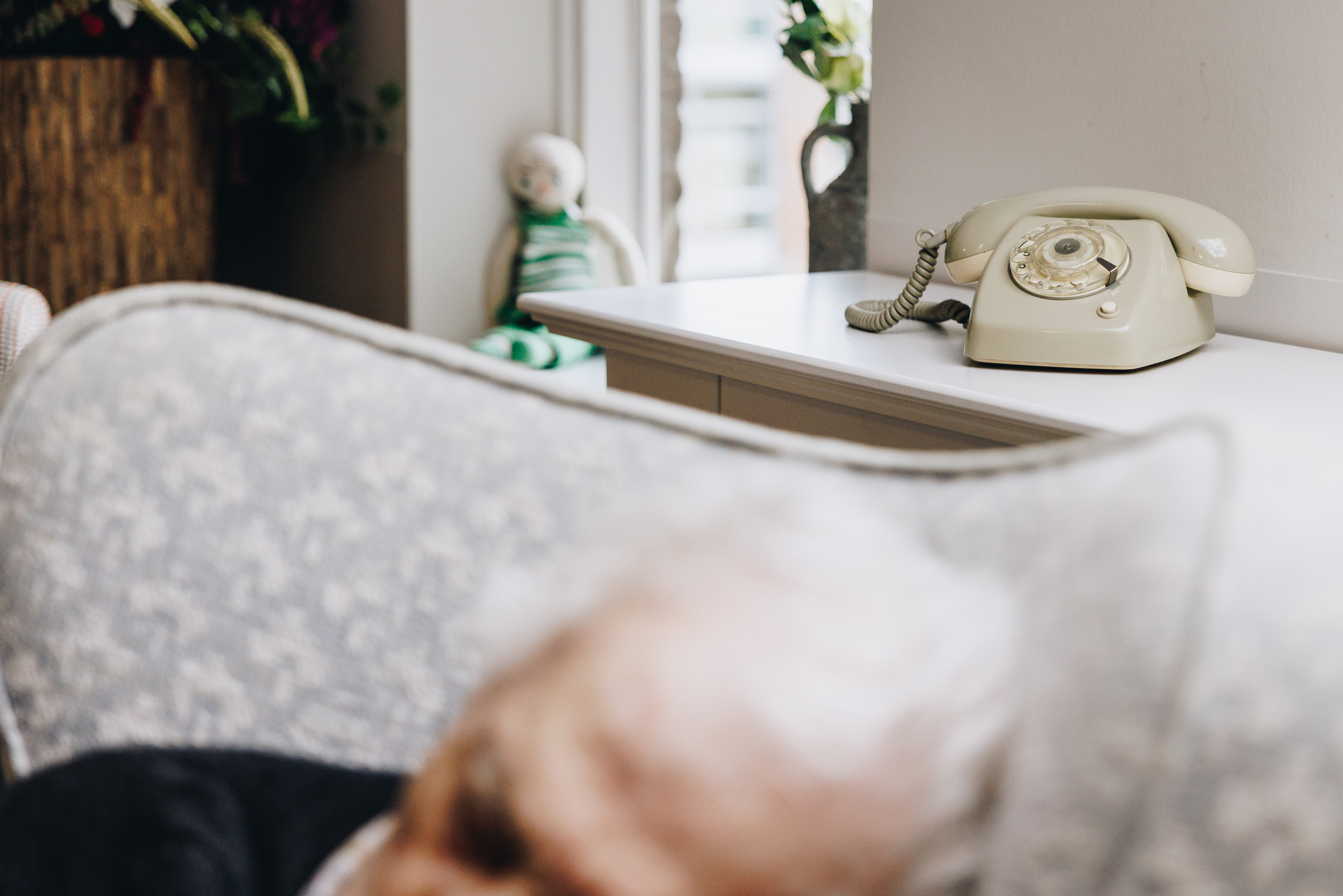 09 02 2023 Zorgpartners De Reehorst Man Slapen Stoel Ouderwetse Telefoon