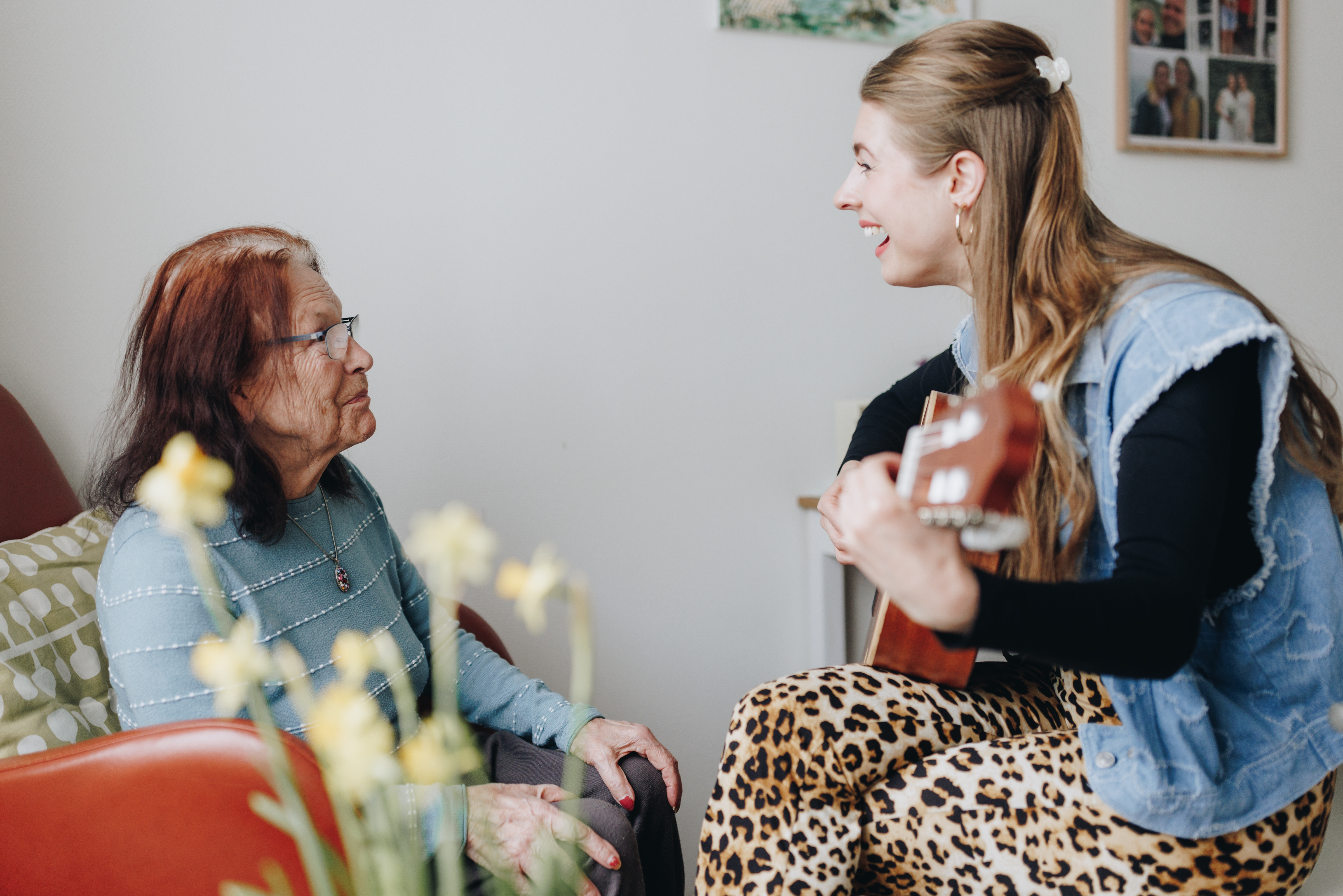 18 04 2023 Zorgpartners De Hanepraij Medewerker Bewoner Interactie Gitaar