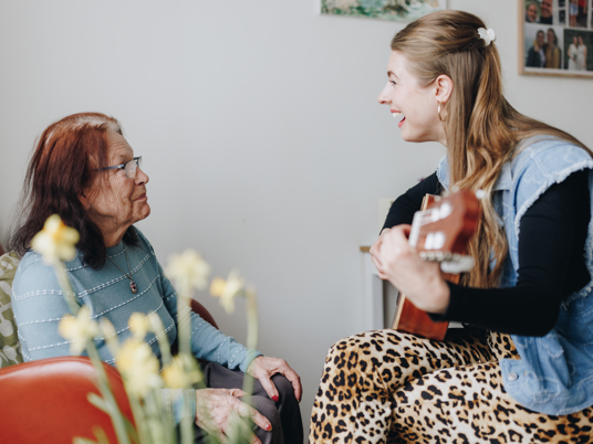 18 04 2023 Zorgpartners De Hanepraij Medewerker Bewoner Interactie Gitaar