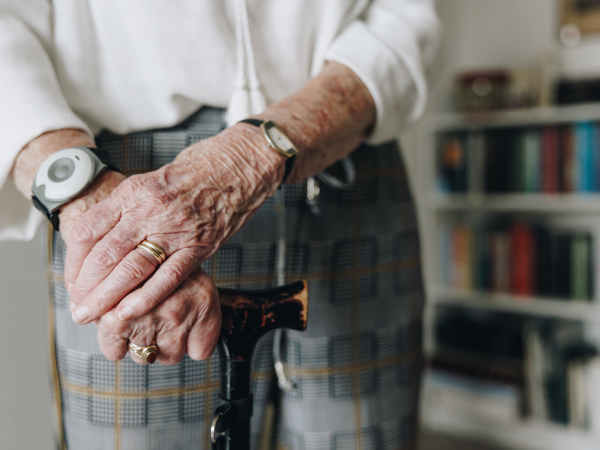 17 04 2023 Zorgpartners Thuiszorg Cliënt Wandelstok Polsband Armen
