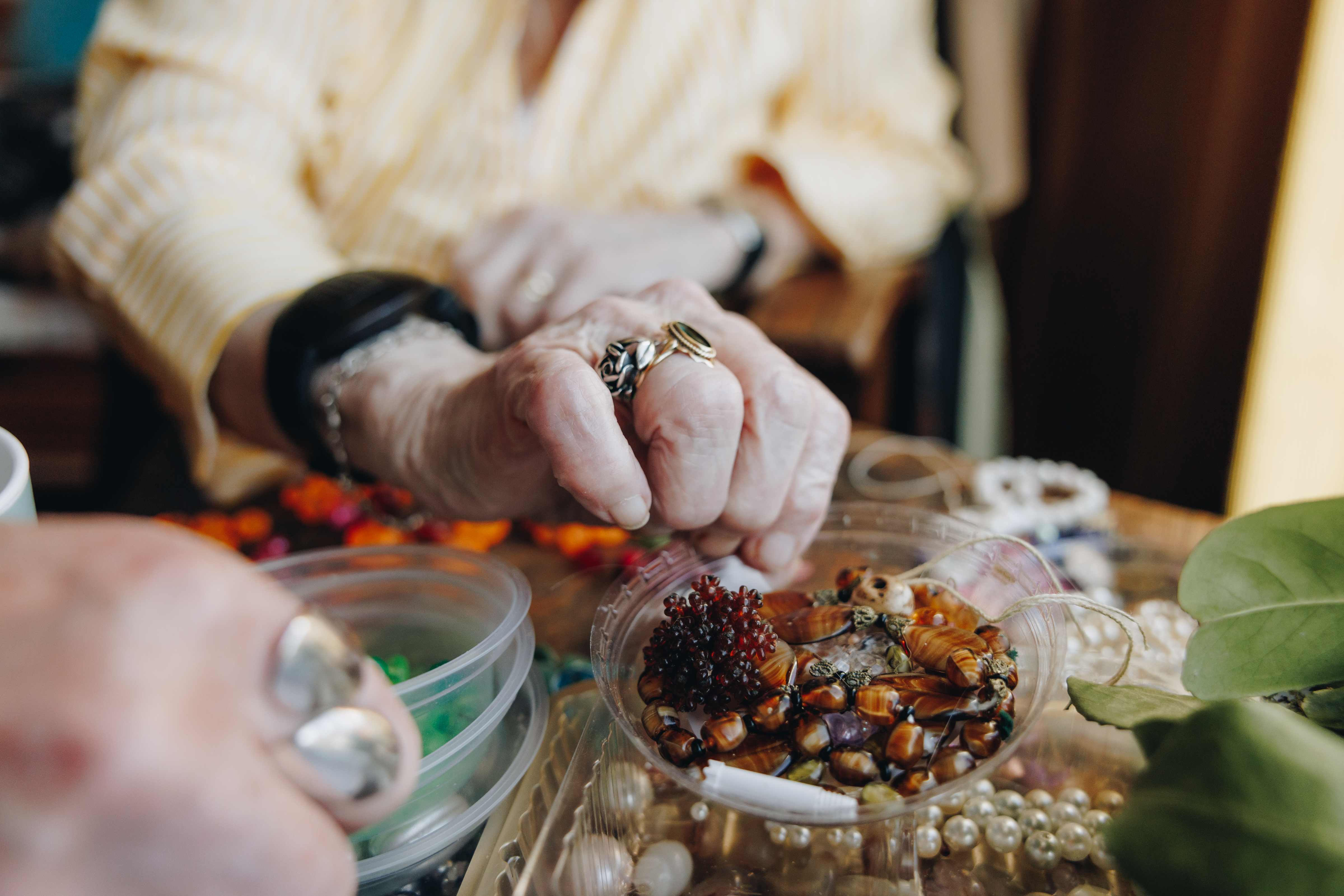 03 04 2023 Gouwestein Zorgpartners Handen Kralen Sieraden Bewoner