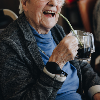 03 04 2023 Gouwestein Zorgpartners Bewoner Rolstoel Lachen Drinken Horloge