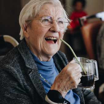 03 04 2023 Gouwestein Zorgpartners Bewoner Rolstoel Lachen Drinken Horloge