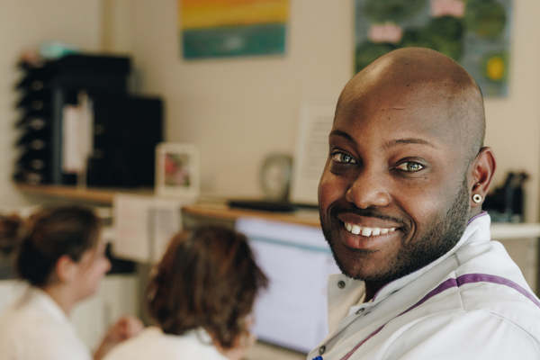 23 03 2023 De Vijverhof En De Meent Medewerker Closeup Lachen