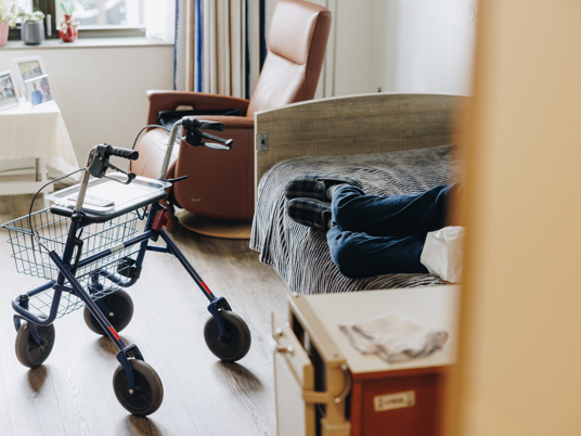 18 04 2023 Zorgpartners De Hanepraij Rollator Bewoner Bed Woonkamer