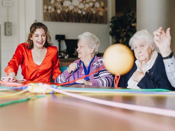 17 02 2023 Zorgpartner Slothoven Bewoners Spel Lijnen Bal Los Tafel Lachen