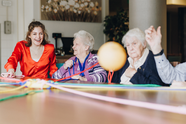 17 02 2023 Zorgpartner Slothoven Bewoners Spel Lijnen Bal Los Tafel Lachen