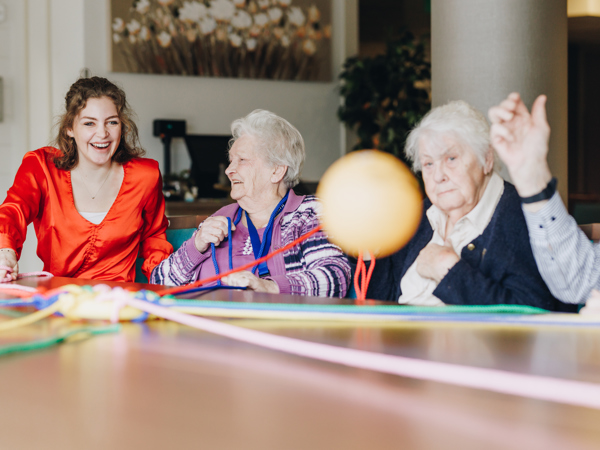 17 02 2023 Zorgpartner Slothoven Bewoners Spel Lijnen Bal Los Tafel Lachen