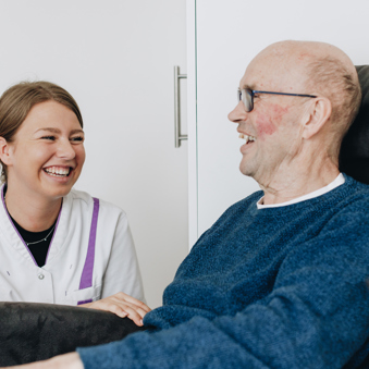 18 04 2023 Zorgpartners De Hanepraij Closeup Medewerker Kamer Bewoner Interactie