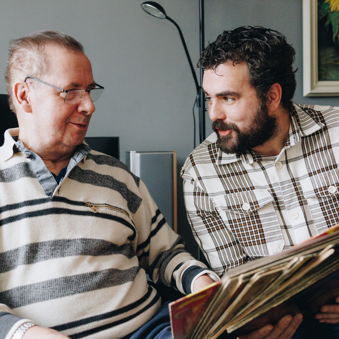 21 01 2025 ZPMH Prinsenhof Client Medewerker Samen Boek Herinneringen Jong Dementie2