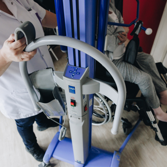 De Waterpoort Zorgpartners Bewoner Zorg Tillift Bed Close Up Rolstoel