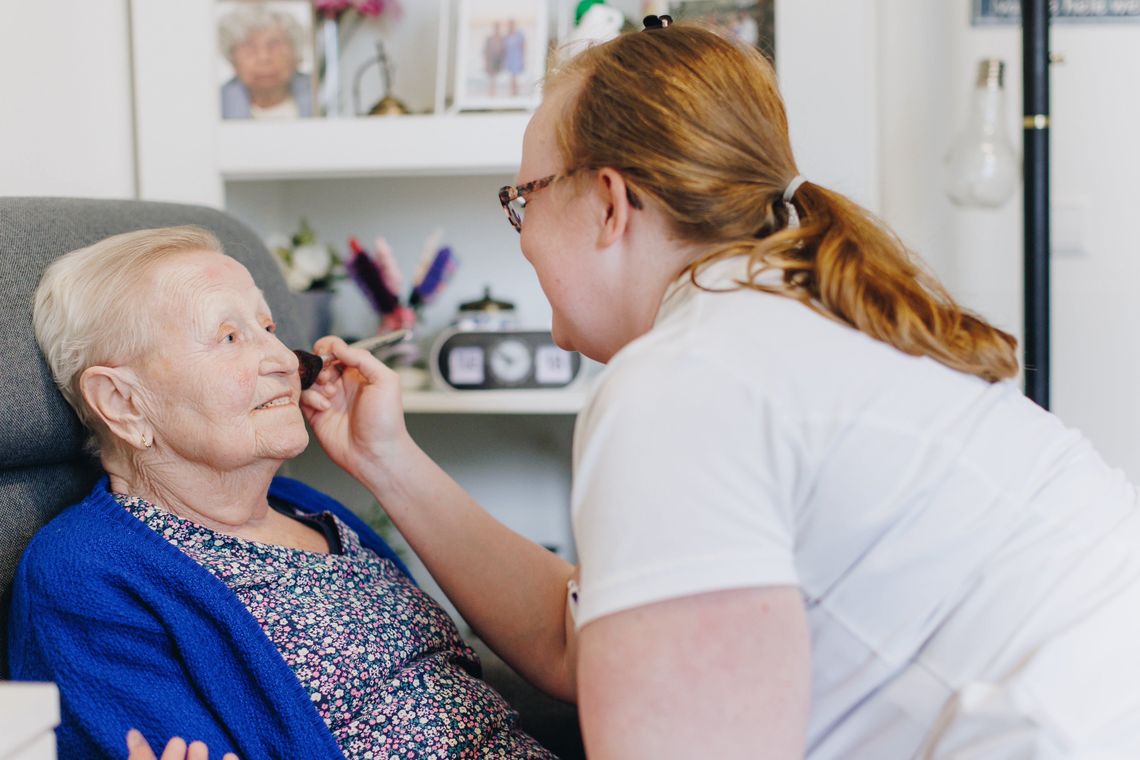 18 04 2023 Zorgpartners De Hanepraij Medewerker Bewoner Interactie Verzorging