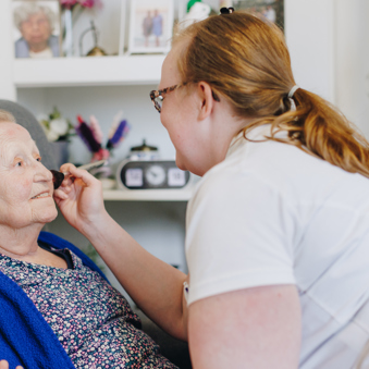 18 04 2023 Zorgpartners De Hanepraij Medewerker Bewoner Interactie Verzorging