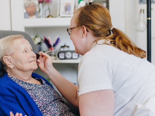18 04 2023 Zorgpartners De Hanepraij Medewerker Bewoner Interactie Verzorging