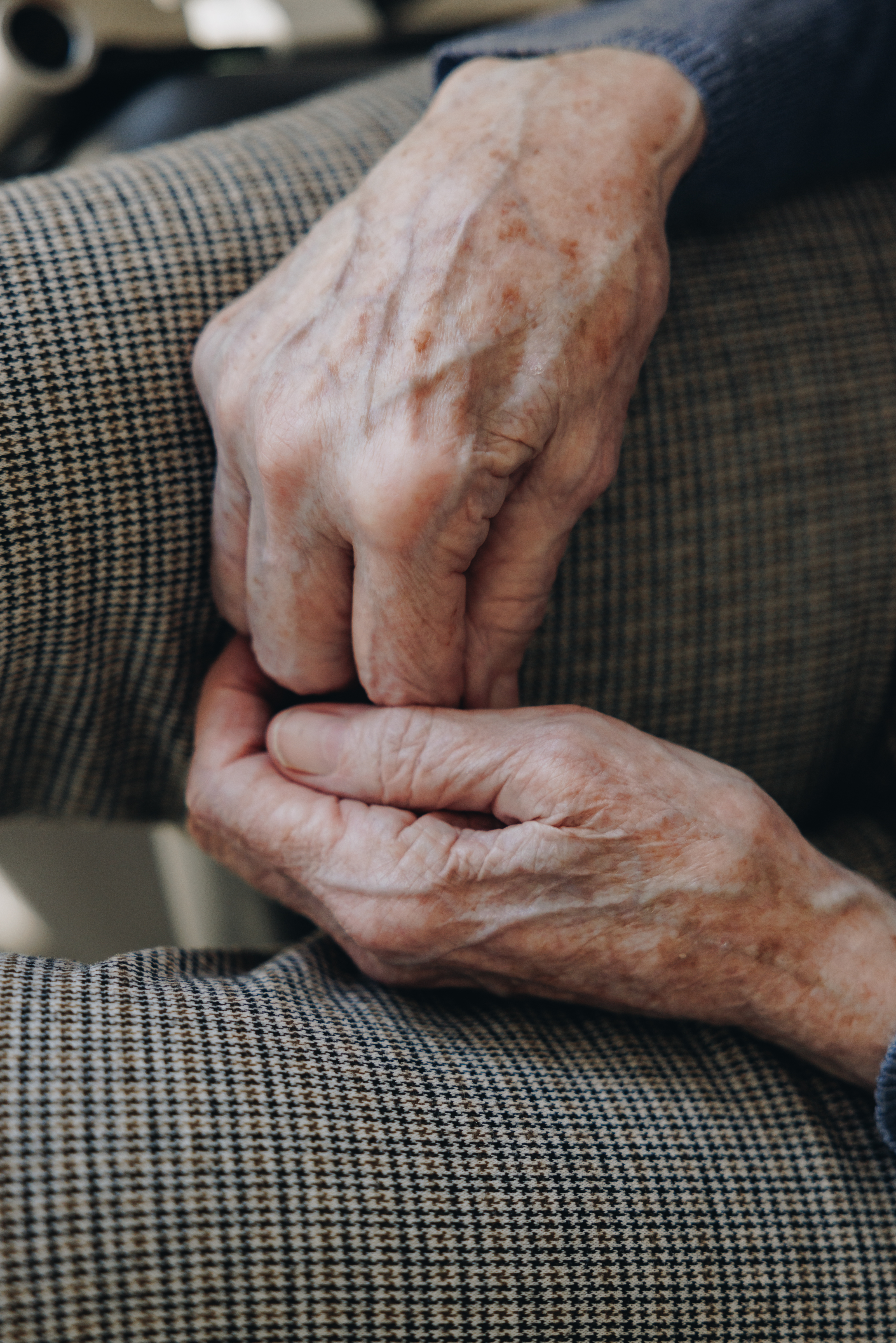 03 04 2023 Gouwestein Zorgpartners Bewoner Handen Vasthouden