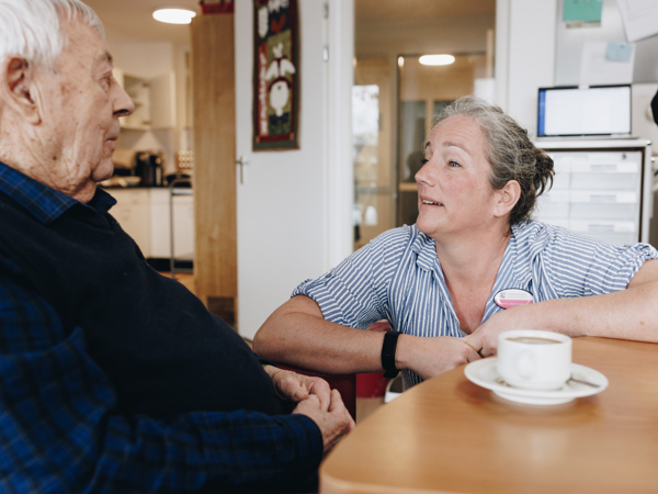 06 04 2023 ZPMH Julianastaete Bewoner Medewerker Interactie Koffie Tafel Woonkamer