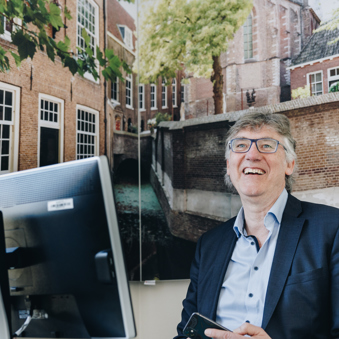 03 04 2023 Gouwestein Zorgpartners Medewerker Kantoor Lachen Computer Behandeling