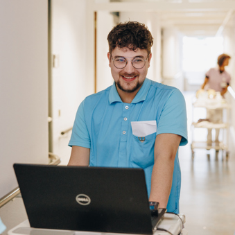 20 04 2023 Irishof Zorgpartners Medewerker Zorg Laptop Gang Lachen Interactie