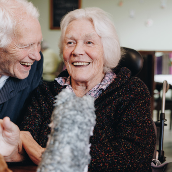 23 03 2023 De Vijverhof En De Meent Bewoners Lachen Rolstoel Knuffel