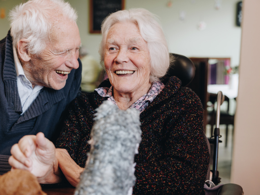 23 03 2023 De Vijverhof En De Meent Bewoners Lachen Rolstoel Knuffel
