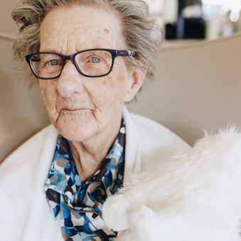 18 04 2023 Zorgpartners De Hanepraij Closeup Bewoner Knuffel