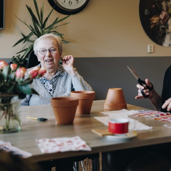 23 03 2023 De Vijverhof En De Meent Tafel Creativiteit Huiskamer Planten Lachen