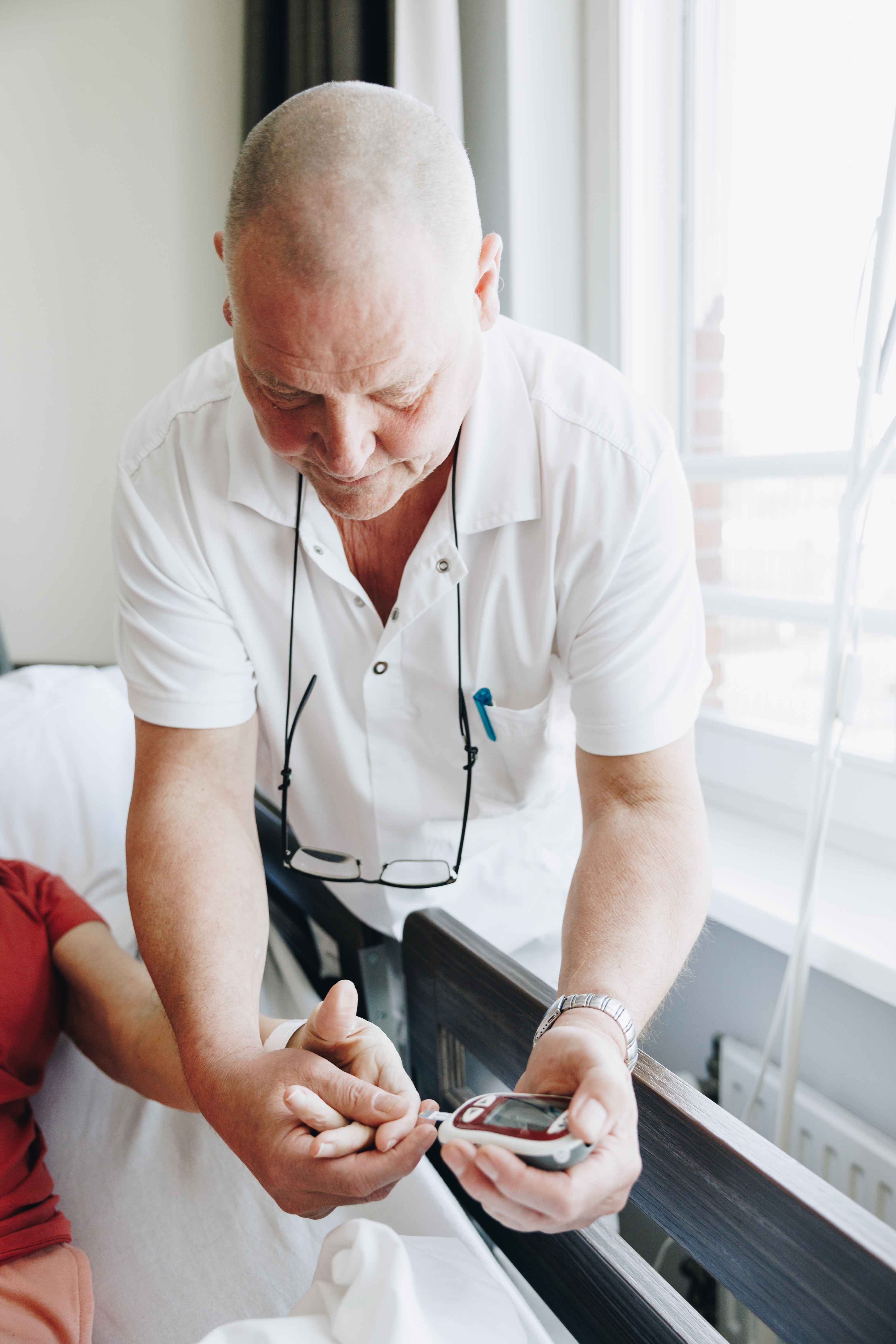 Ronssehof Zorg Suiker Bloedsuiker Prikken Handen Medewerker Verticaal