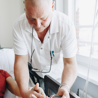 Ronssehof Zorg Suiker Bloedsuiker Prikken Handen Medewerker Verticaal