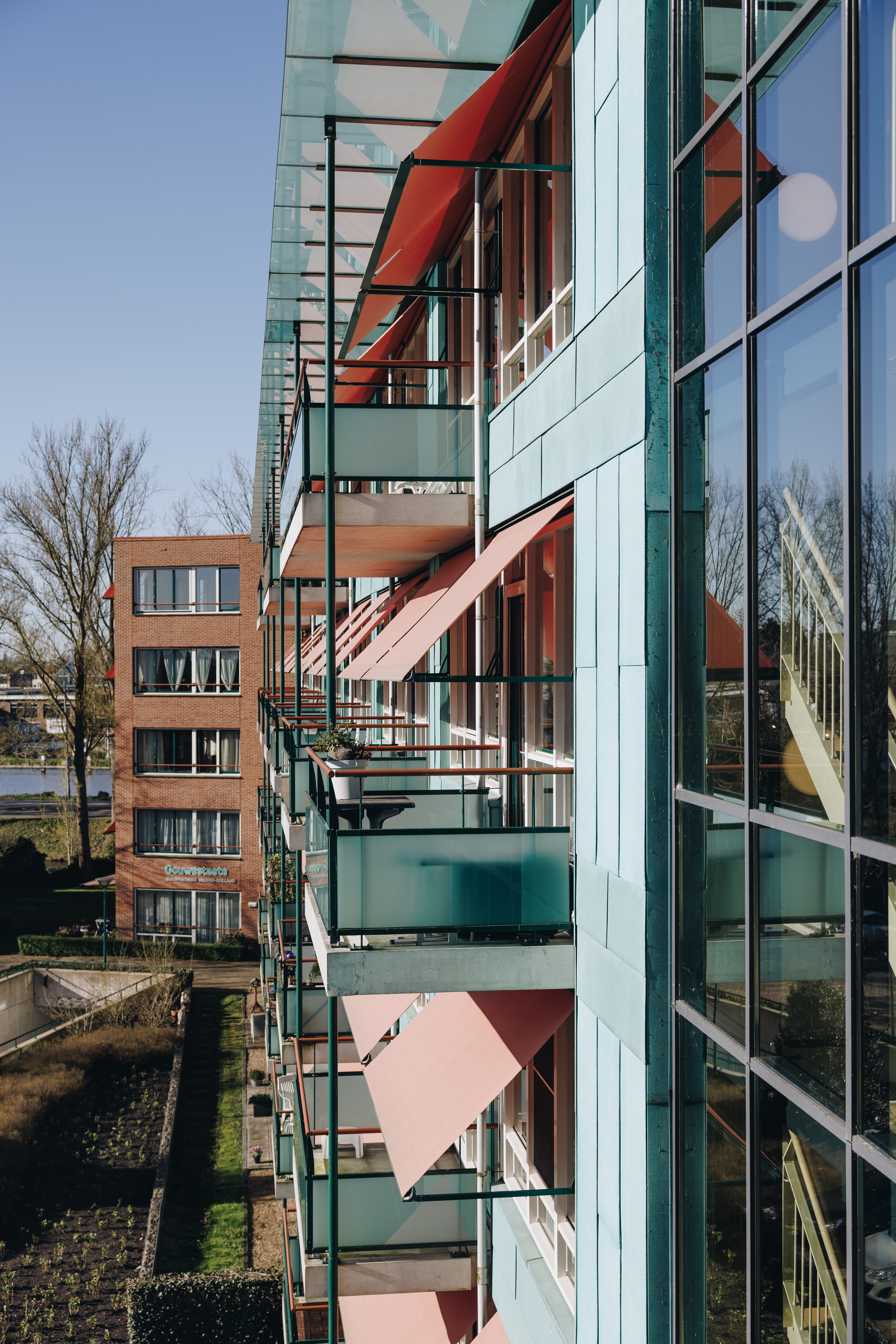 03 04 2023 Gouwestein Zorgpartners Buiten Balkon Zonwering Gebouw