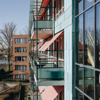 03 04 2023 Gouwestein Zorgpartners Buiten Balkon Zonwering Gebouw