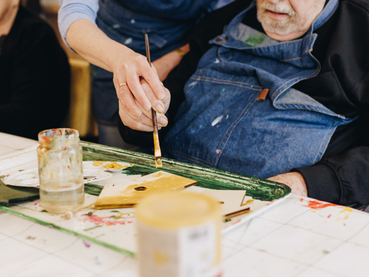 18 04 2023 Zorgpartners De Hanepraij Bewoner Verven Tafel