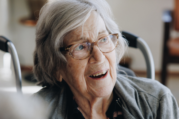 03 04 2023 Gouwestein Zorgpartners Bewoner Rolstoel Lachen Ketting