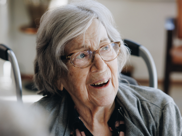 03 04 2023 Gouwestein Zorgpartners Bewoner Rolstoel Lachen Ketting