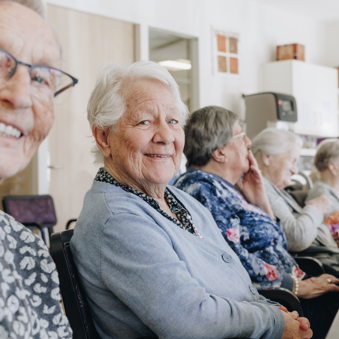 03 04 2023 Gouwestein Zorgpartners Bewoners Lachen Samen Tafel Huiskamer