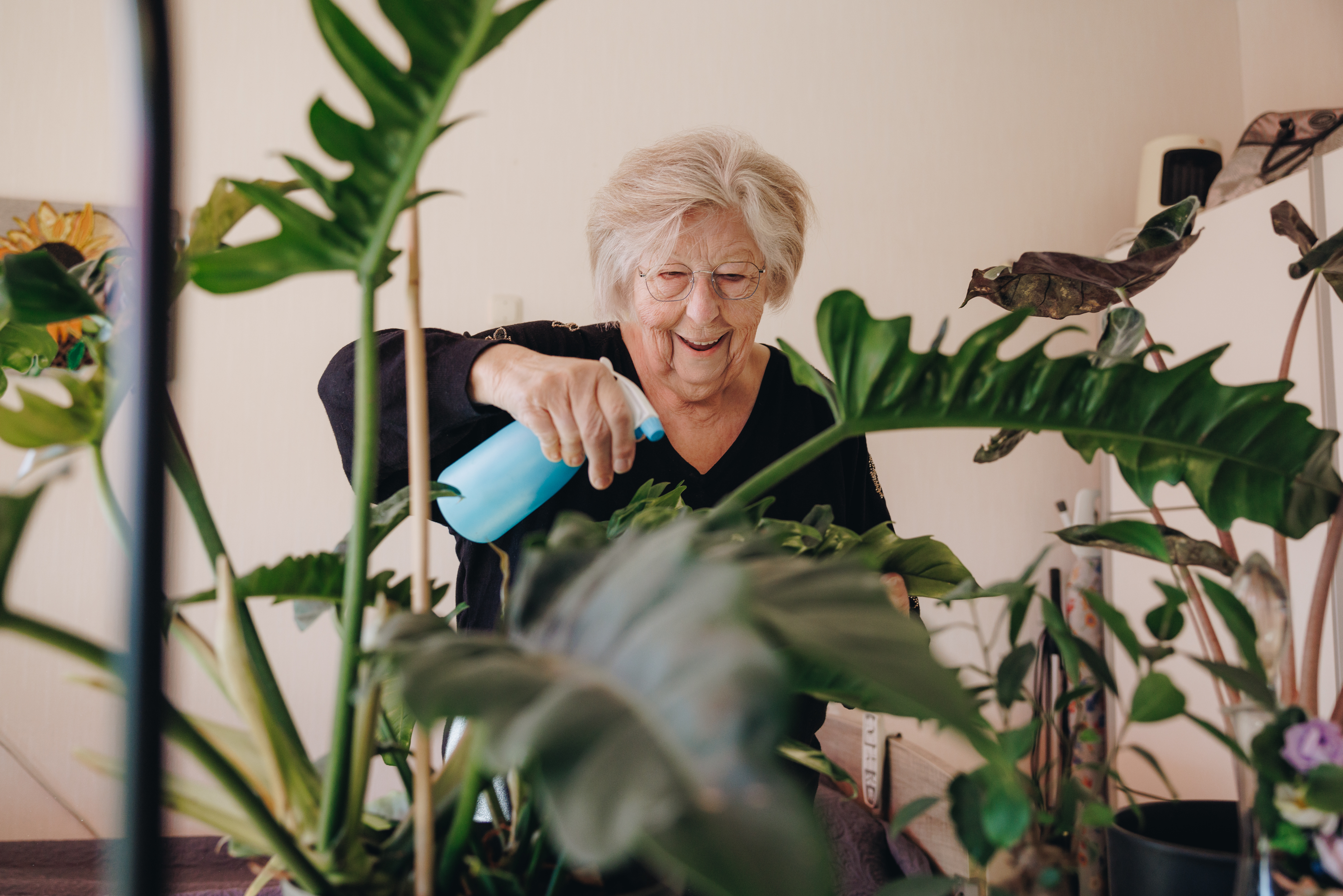 03 04 2023 Gouwestein Zorgpartners Bewoner Planten Verzorgen Lachen Plantenspuit Groen