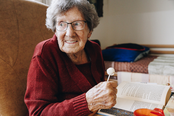 09 02 2023 Zorgpartners De Reehorst Close Up Dame Lachen Portret Lolly