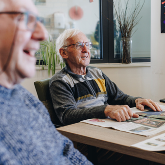 11 04 2023 ZPMH Prinsenhof Bewoners Lachen Interactie Krant Tafel Gezellig