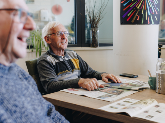 11 04 2023 ZPMH Prinsenhof Bewoners Lachen Interactie Krant Tafel Gezellig