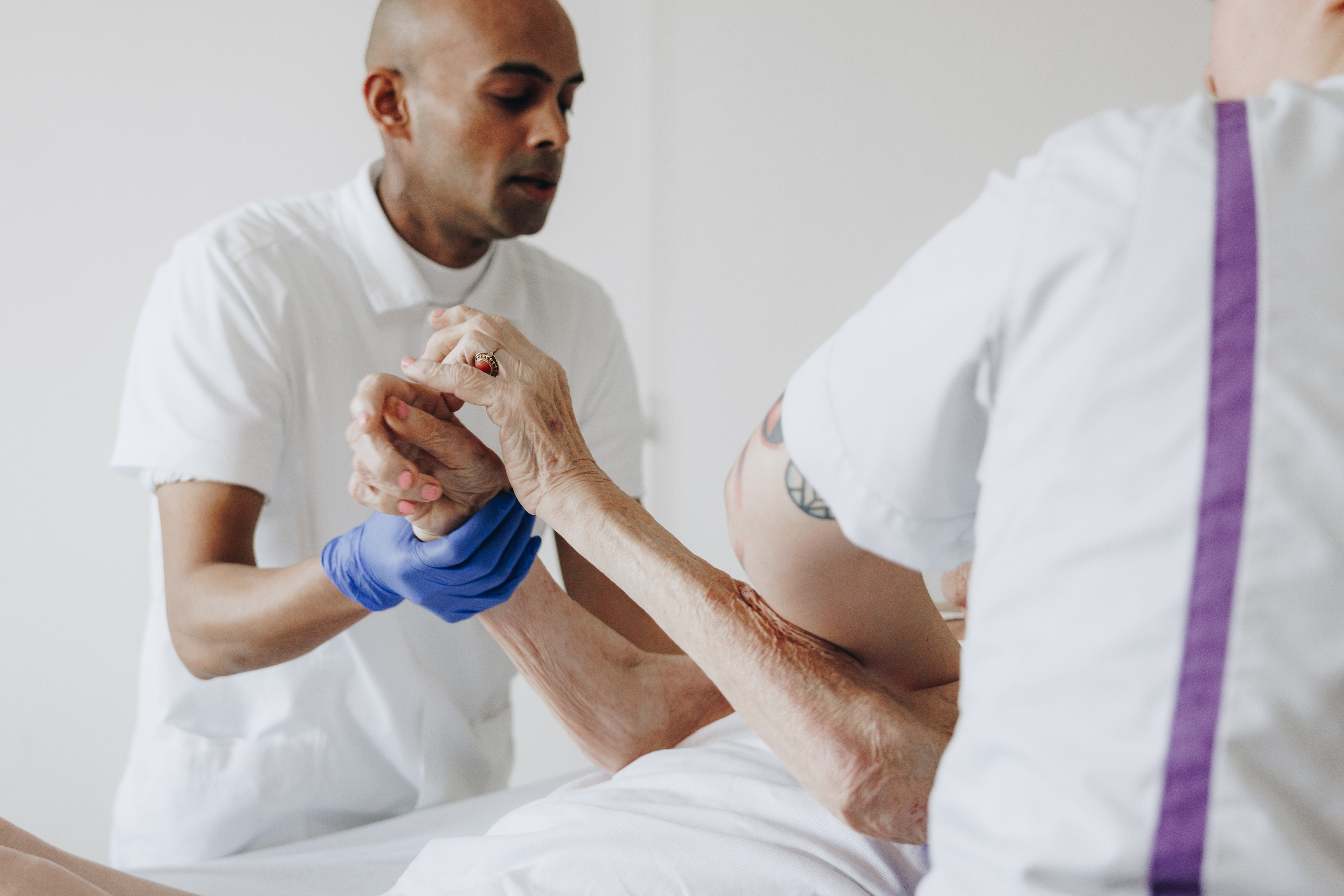 10 02 2023 Zorgpartners Savelberg Medewerkers Wassen Bewoner Handen Omhoog