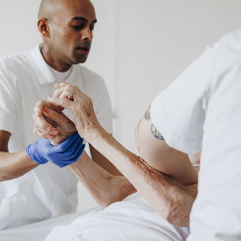 10 02 2023 Zorgpartners Savelberg Medewerkers Wassen Bewoner Handen Omhoog