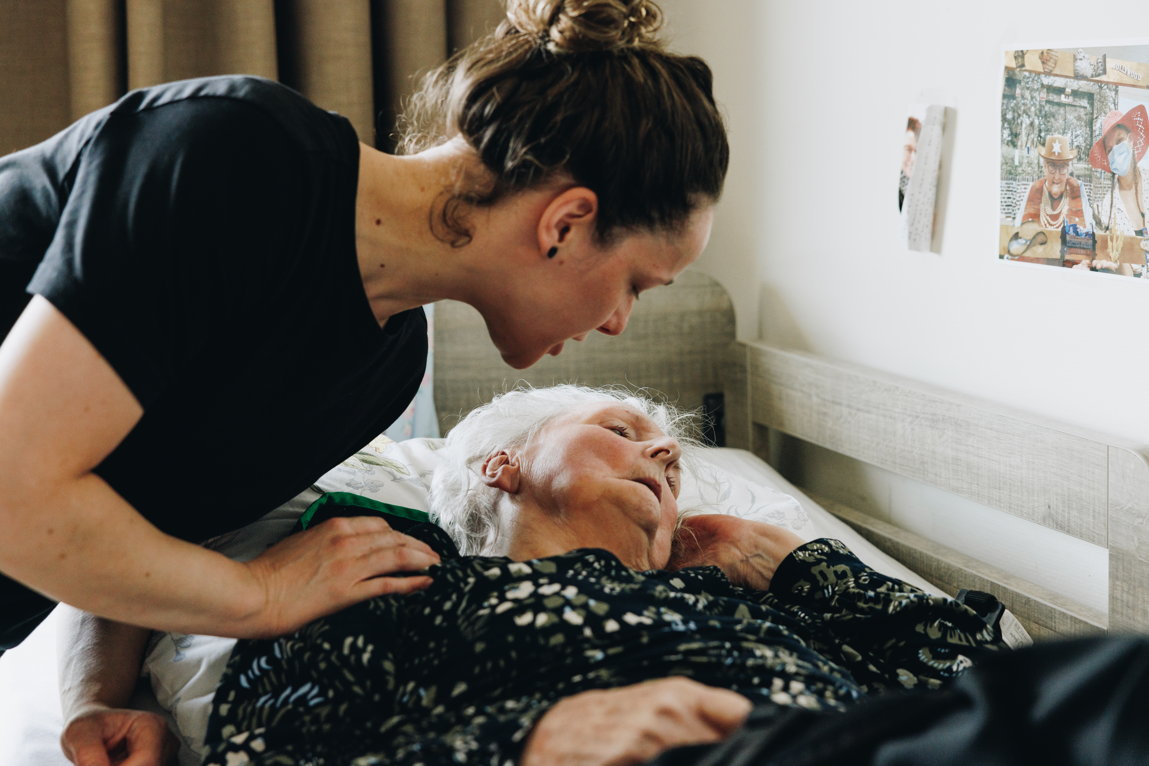 11 04 2023 ZPMH Prinsenhof Medewerker Bewoner Liggen Interactie Helpen Verzorgen