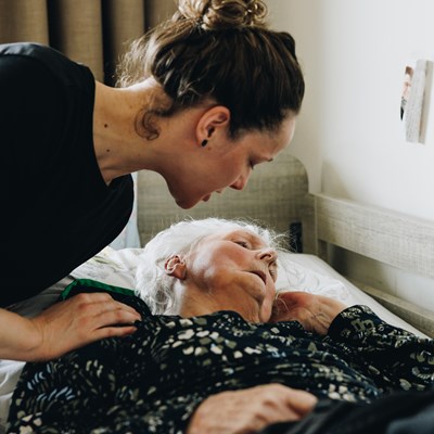 11 04 2023 ZPMH Prinsenhof Medewerker Bewoner Liggen Interactie Helpen Verzorgen