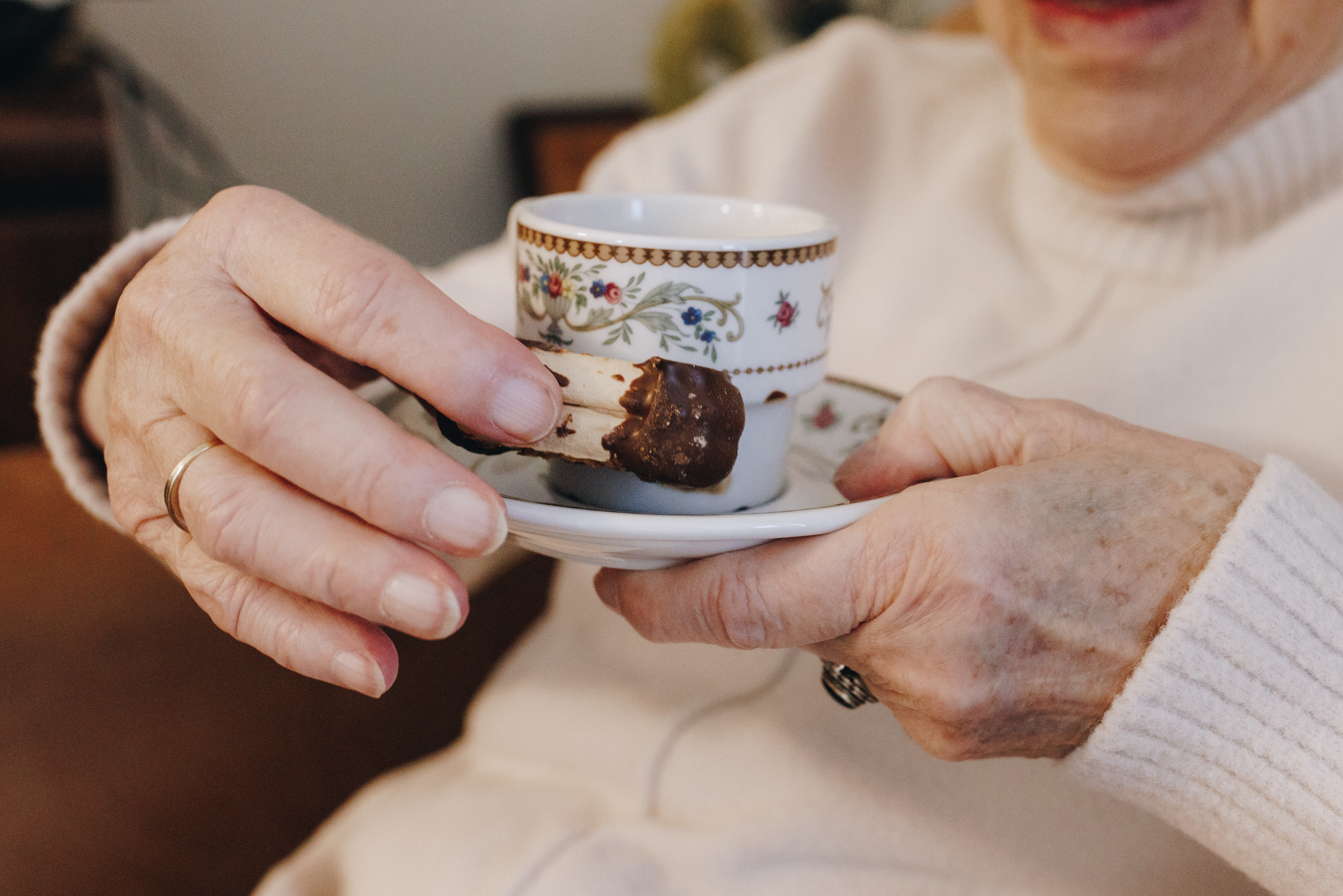 27 03 2023 De Rietkraag Souburgh Zorgpartners Closeup Koffie Koekje Bewoner